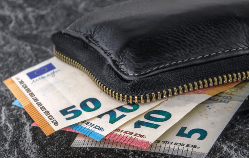 U CENTRU BEOGRADA ŽENI UKRALI PET HILJADA DOLARA: Novac bio donacija za CRKVU!